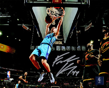 Frank Kaminsky signed Charlotte Hornets 8x10 Photo #44 (Horizontal-Slam Dunk)