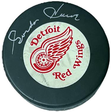 Gordie Howe signed Detroit Red Wings Official NHL Hockey Puck- COA/Photo (Mr. Hockey/HOF)