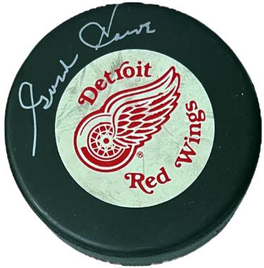 Gordie Howe signed Detroit Red Wings Official NHL Hockey Puck- COA/Photo (Mr. Hockey/HOF)