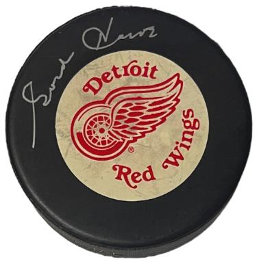 Gordie Howe signed Detroit Red Wings Official NHL Hockey Puck- COA/Photo (Mr. Hockey/HOF)