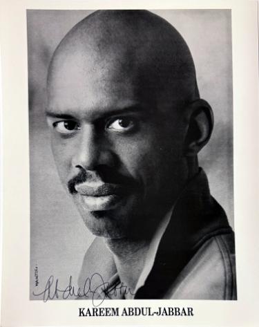 Kareem Abdul-Jabbar signed B&W 8x10 Photo- COA (HOF/Lakers/UCLA)