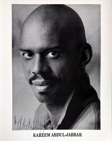 Kareem Abdul-Jabbar signed B&W 8x10 Photo- COA (HOF/Lakers/UCLA)