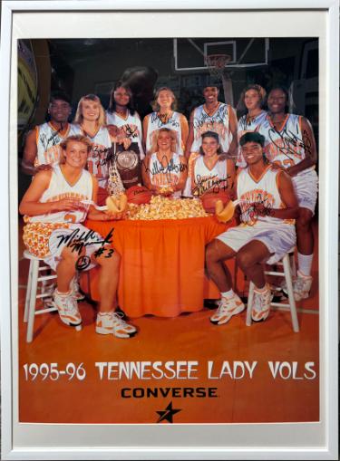 Tennessee Lady Vols 1995-96 Natl Champ Team Signed Poster Framed 25"x37" 11 Sigs � Beckett Holdsclaw/Jolly/Conklin/Greene