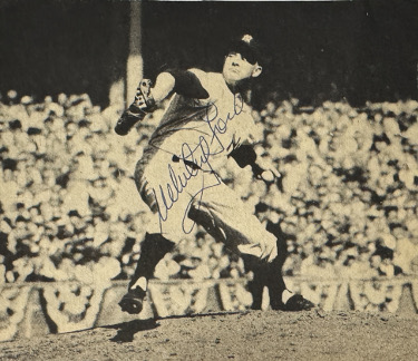 Whitey Ford signed New York Yankees Vintage 4.5�x5� B&W Newspaper/Magazine Photo Clipping � COA (HOF/6X WSC/61CY-MVP)