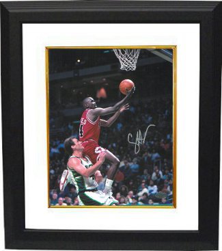 Craig Hodges signed Chicago Bulls 8x10 Photo Custom Framing vs Milwaukee Bucks (3X 3 Point Shooting Contest Winner)