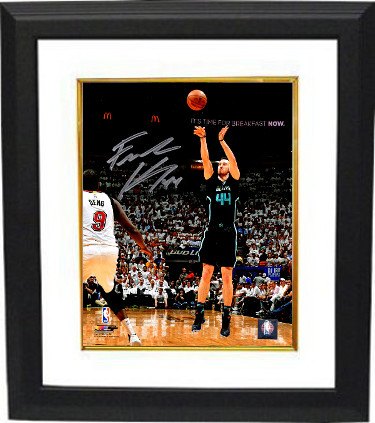 Frank Kaminsky signed Charlotte Hornets 8x10 Photo Custom Framing #44 (Vertical-Jump Shot)